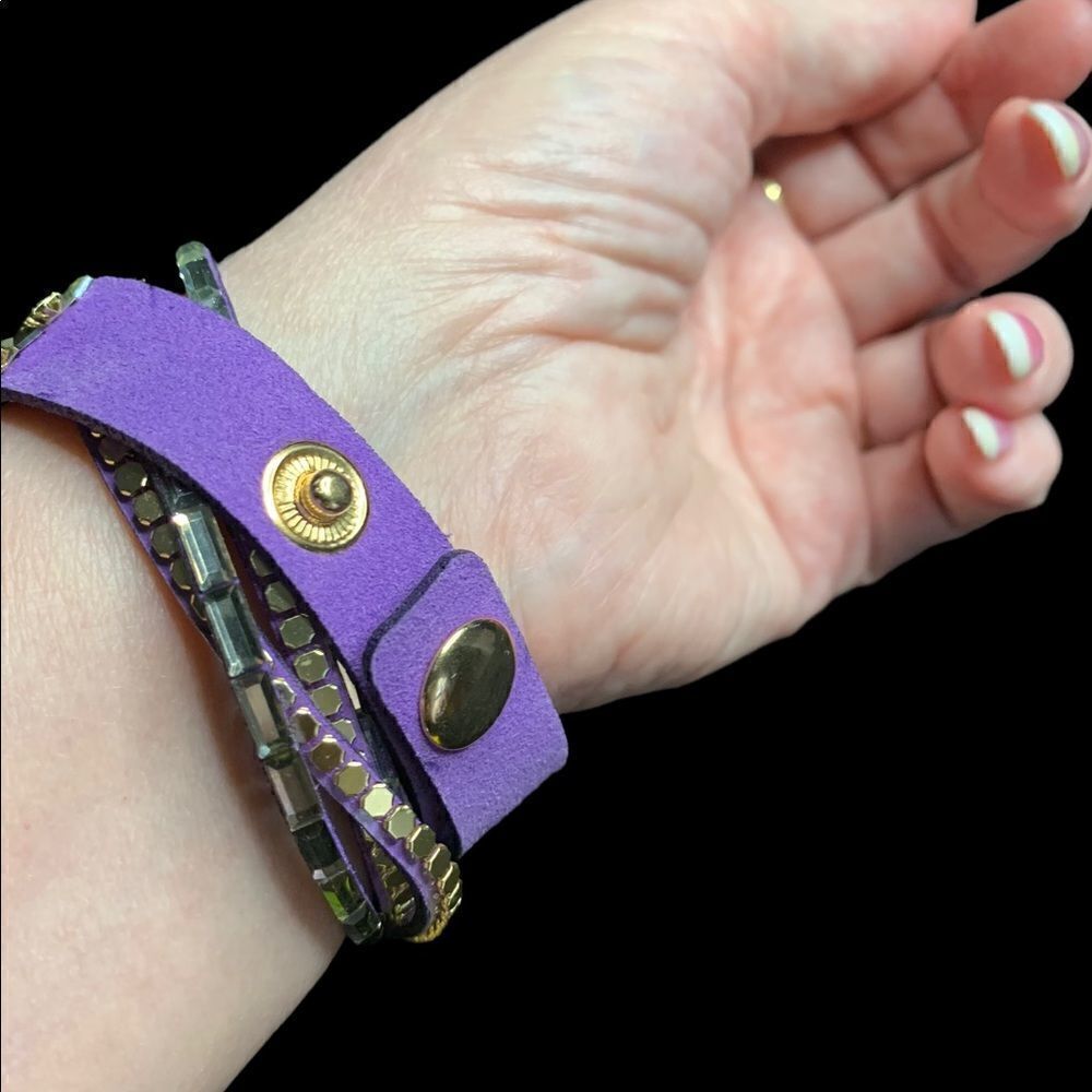 Leather and silver wrap bracelet. Goldtone snaps, purple leather. - Picture 4 of 6